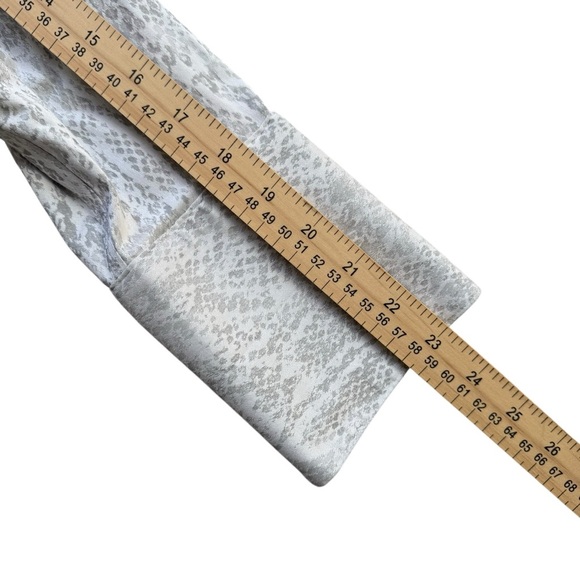 Chico’s No Iron Coolmax All Seasons Stretch Snakeskin Blouse 1 Medium (8) - Picture 6 of 11